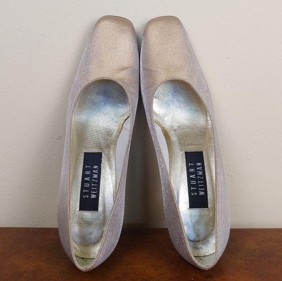 Stuart Weitzman Tan/Gold Block Toe Heels. - Picture 5 of 6